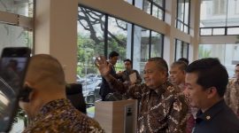 Gubernur Bank Indonesia (BI), Perry Warjiyo, saat keluar usai menghadiri pertemuan tertutup di kantor Kemenko Perekonomian, Selasa (5/5/2026). Perry hanya melambaikan tangan dan menjawab singkat 