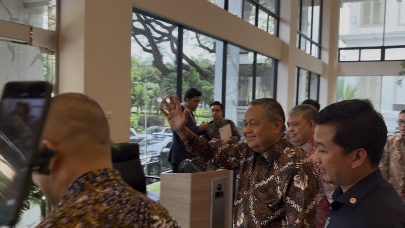 Gubernur Bank Indonesia (BI), Perry Warjiyo, saat keluar usai menghadiri pertemuan tertutup di kantor Kemenko Perekonomian, Selasa (5/5/2026). Perry hanya melambaikan tangan dan menjawab singkat 