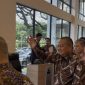 Gubernur Bank Indonesia (BI), Perry Warjiyo, saat keluar usai menghadiri pertemuan tertutup di kantor Kemenko Perekonomian, Selasa (5/5/2026). Perry hanya melambaikan tangan dan menjawab singkat 