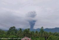Gunung Dukono di Maluku Utara kembali erupsi dengan kolom abu vulkanis mencapai 3.000 meter di atas puncak pada Selasa (19/5/2026) pagi. Foto: Ist.