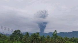 Gunung Dukono di Maluku Utara kembali erupsi dengan kolom abu vulkanis mencapai 3.000 meter di atas puncak pada Selasa (19/5/2026) pagi. Foto: Ist.
