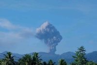 Gunung Dukono di Maluku Utara saat mengalami erupsi pada Senin, 4 Mei 2026. Gunung ini memuntahkan kolom abu setinggi sekitar 1.400 meter di atas puncak yang berarah ke utara dan timur laut. Foto: Ist.