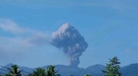 Gunung Dukono di Maluku Utara saat mengalami erupsi pada Senin, 4 Mei 2026. Gunung ini memuntahkan kolom abu setinggi sekitar 1.400 meter di atas puncak yang berarah ke utara dan timur laut. Foto: Ist.