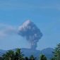 Gunung Dukono di Maluku Utara saat mengalami erupsi pada Senin, 4 Mei 2026. Gunung ini memuntahkan kolom abu setinggi sekitar 1.400 meter di atas puncak yang berarah ke utara dan timur laut. Foto: Ist.