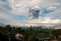 Kolom abu vulkanik tebal berwarna kelabu hingga hitam membumbung tinggi ke langit saat Gunung Dukono di Pulau Halmahera, Maluku Utara, meletus pada 15 Mei 2026. Foto: Ist.