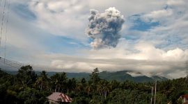 Kolom abu vulkanik tebal berwarna kelabu hingga hitam membumbung tinggi ke langit saat Gunung Dukono di Pulau Halmahera, Maluku Utara, meletus pada 15 Mei 2026. Foto: Ist.
