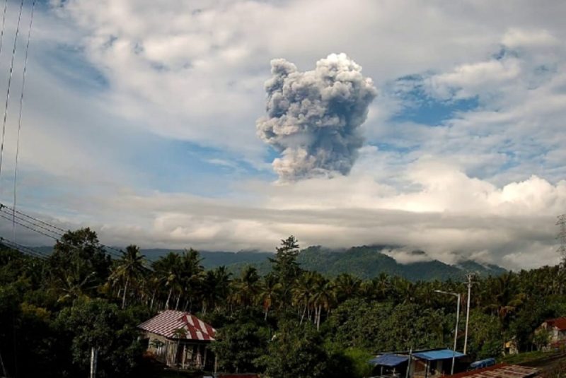 Kolom abu vulkanik tebal berwarna kelabu hingga hitam membumbung tinggi ke langit saat Gunung Dukono di Pulau Halmahera, Maluku Utara, meletus pada 15 Mei 2026. Foto: Ist.