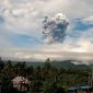 Kolom abu vulkanik tebal berwarna kelabu hingga hitam membumbung tinggi ke langit saat Gunung Dukono di Pulau Halmahera, Maluku Utara, meletus pada 15 Mei 2026. Foto: Ist.