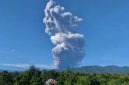 Erupsi dahsyat Gunung Dukono di Halmahera Utara, Maluku Utara, pada Jumat (8/5/2026). Kolom abu vulkanis terlihat membubung sangat tinggi hingga mencapai sekitar 10.000 meter di atas puncak gunung. Foto: Ist.