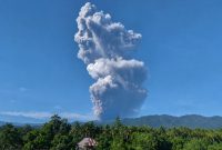Erupsi dahsyat Gunung Dukono di Halmahera Utara, Maluku Utara, pada Jumat (8/5/2026). Kolom abu vulkanis terlihat membubung sangat tinggi hingga mencapai sekitar 10.000 meter di atas puncak gunung. Foto: Ist.