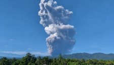 Erupsi dahsyat Gunung Dukono di Halmahera Utara, Maluku Utara, pada Jumat (8/5/2026). Kolom abu vulkanis terlihat membubung sangat tinggi hingga mencapai sekitar 10.000 meter di atas puncak gunung. Foto: Ist.