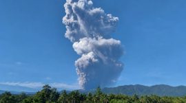Erupsi dahsyat Gunung Dukono di Halmahera Utara, Maluku Utara, pada Jumat (8/5/2026). Kolom abu vulkanis terlihat membubung sangat tinggi hingga mencapai sekitar 10.000 meter di atas puncak gunung. Foto: Ist.