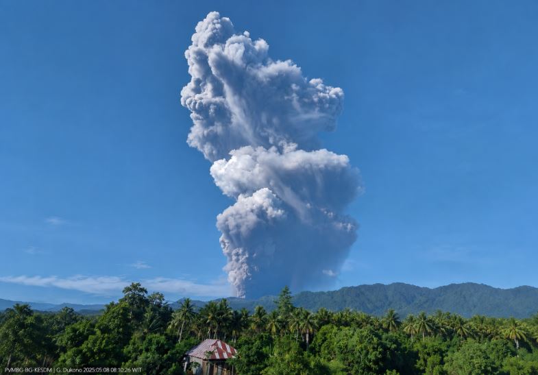 Erupsi dahsyat Gunung Dukono di Halmahera Utara, Maluku Utara, pada Jumat (8/5/2026). Kolom abu vulkanis terlihat membubung sangat tinggi hingga mencapai sekitar 10.000 meter di atas puncak gunung. Foto: Ist.