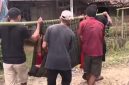 Sejumlah warga Desa Lewibalang, Kecamatan Cikeusik, Kabupaten Pandeglang, Banten, menandu ibu baru melahirkan bernama Umayah menggunakan bambu dan kain sarung, Minggu (10/5/2026). Foto: Ist.