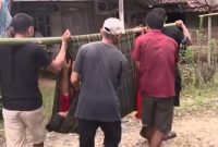Sejumlah warga Desa Lewibalang, Kecamatan Cikeusik, Kabupaten Pandeglang, Banten, menandu ibu baru melahirkan bernama Umayah menggunakan bambu dan kain sarung, Minggu (10/5/2026). Foto: Ist.