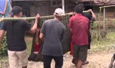 Pilu, Ibu Baru Melahirkan di Pandeglang Harus Ditandu Pakai Bambu dan Sarung Akibat Jalan Rusak Parah