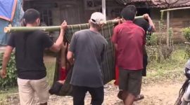 Sejumlah warga Desa Lewibalang, Kecamatan Cikeusik, Kabupaten Pandeglang, Banten, menandu ibu baru melahirkan bernama Umayah menggunakan bambu dan kain sarung, Minggu (10/5/2026). Foto: Ist.