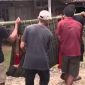 Sejumlah warga Desa Lewibalang, Kecamatan Cikeusik, Kabupaten Pandeglang, Banten, menandu ibu baru melahirkan bernama Umayah menggunakan bambu dan kain sarung, Minggu (10/5/2026). Foto: Ist.