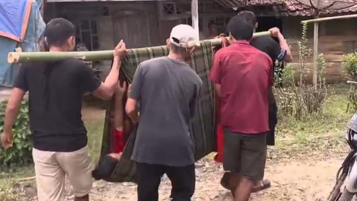 Sejumlah warga Desa Lewibalang, Kecamatan Cikeusik, Kabupaten Pandeglang, Banten, menandu ibu baru melahirkan bernama Umayah menggunakan bambu dan kain sarung, Minggu (10/5/2026). Foto: Ist.