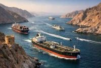 Suasana di perairan Selat Hormuz yang merupakan jalur vital perdagangan dunia. Menteri Luar Negeri Jerman, Johann Wadephul, mendesak Iran untuk segera membuka kembali jalur ini dan menghentikan program senjata nuklirnya demi keamanan dan stabilitas global. Foto: Ist.