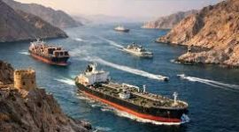 Suasana di perairan Selat Hormuz yang merupakan jalur vital perdagangan dunia. Menteri Luar Negeri Jerman, Johann Wadephul, mendesak Iran untuk segera membuka kembali jalur ini dan menghentikan program senjata nuklirnya demi keamanan dan stabilitas global. Foto: Ist.