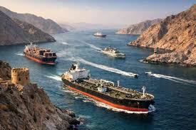 Suasana di perairan Selat Hormuz yang merupakan jalur vital perdagangan dunia. Menteri Luar Negeri Jerman, Johann Wadephul, mendesak Iran untuk segera membuka kembali jalur ini dan menghentikan program senjata nuklirnya demi keamanan dan stabilitas global. Foto: Ist.