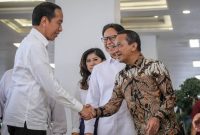 ​Momen Santai di Solo: Jokowi Terhibur Melihat Anak Muda Berjoget 