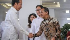 ​Momen Santai di Solo: Jokowi Terhibur Melihat Anak Muda Berjoget 