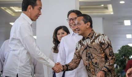 ​Momen Santai di Solo: Jokowi Terhibur Melihat Anak Muda Berjoget "Mas Bahlil Ganteng" di Depan Rumah ​