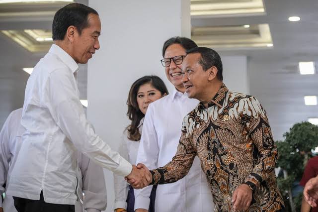 ​Momen Santai di Solo: Jokowi Terhibur Melihat Anak Muda Berjoget 