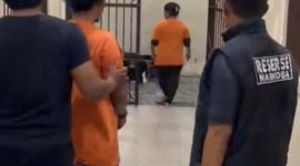 Petugas Satresnarkoba Polres Tapanuli Selatan mengamankan seorang ibu rumah tangga yang diduga membawa 3 kilogram ganja kering menggunakan becak bermotor. Foto: Ist.