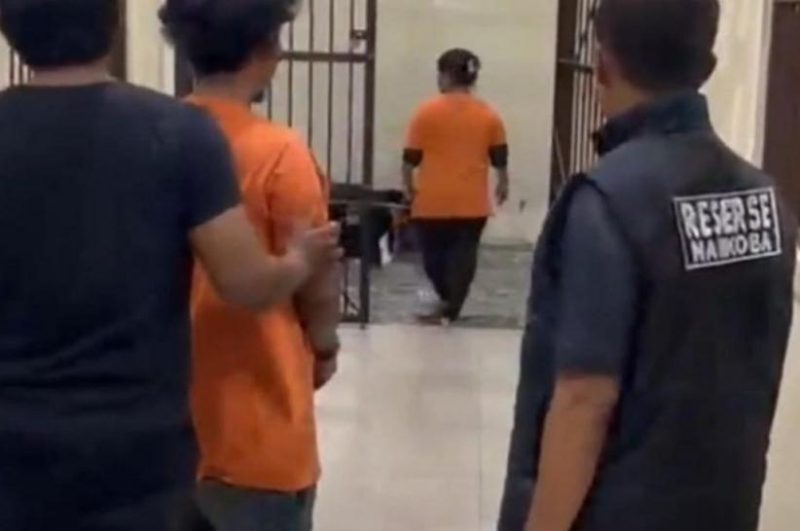 Petugas Satresnarkoba Polres Tapanuli Selatan mengamankan seorang ibu rumah tangga yang diduga membawa 3 kilogram ganja kering menggunakan becak bermotor. Foto: Ist.