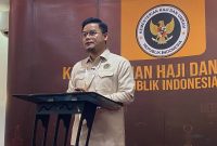 Juru Bicara Kementerian Haji dan Umrah, Ichsan Marsha, saat memberikan keterangan pers mengenai kondisi kesehatan jemaah haji Indonesia di Tanah Suci. Ia menyebutkan hingga hari ke-17 operasional, tercatat 12 jemaah wafat dan 72 lainnya masih dalam perawatan intensif. Foto: Ist.