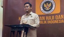 Juru Bicara Kementerian Haji dan Umrah, Ichsan Marsha, saat memberikan keterangan pers mengenai kondisi kesehatan jemaah haji Indonesia di Tanah Suci. Ia menyebutkan hingga hari ke-17 operasional, tercatat 12 jemaah wafat dan 72 lainnya masih dalam perawatan intensif. Foto: Ist.