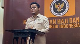 Juru Bicara Kementerian Haji dan Umrah, Ichsan Marsha, saat memberikan keterangan pers mengenai kondisi kesehatan jemaah haji Indonesia di Tanah Suci. Ia menyebutkan hingga hari ke-17 operasional, tercatat 12 jemaah wafat dan 72 lainnya masih dalam perawatan intensif. Foto: Ist.