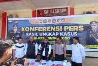Suasana konferensi pers di Polres Bondowoso saat pengumuman penangkapan sepasang kekasih yang diduga menyebarkan konten pornografi melalui live streaming berbayar di media sosial dan meraup keuntungan hingga Rp4 juta. Foto: Ist.