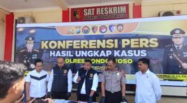 Suasana konferensi pers di Polres Bondowoso saat pengumuman penangkapan sepasang kekasih yang diduga menyebarkan konten pornografi melalui live streaming berbayar di media sosial dan meraup keuntungan hingga Rp4 juta. Foto: Ist.