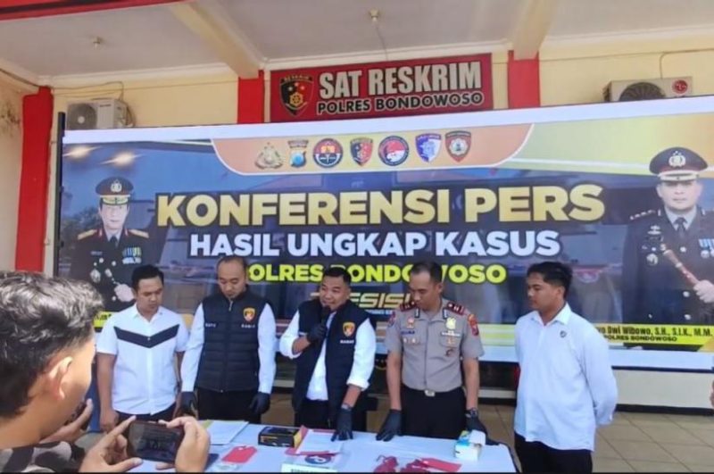 Suasana konferensi pers di Polres Bondowoso saat pengumuman penangkapan sepasang kekasih yang diduga menyebarkan konten pornografi melalui live streaming berbayar di media sosial dan meraup keuntungan hingga Rp4 juta. Foto: Ist.