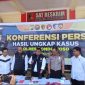 Suasana konferensi pers di Polres Bondowoso saat pengumuman penangkapan sepasang kekasih yang diduga menyebarkan konten pornografi melalui live streaming berbayar di media sosial dan meraup keuntungan hingga Rp4 juta. Foto: Ist.