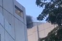 Asap hitam pekat terlihat mengepul keluar dari bagian atas Gedung Pusat Pelayanan Jantung Terpadu (PPJT) RSUD Dr Soetomo, Surabaya, pada Jumat (15/5/2026) pagi. Foto: Ist.