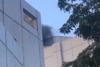 Asap hitam pekat terlihat mengepul keluar dari bagian atas Gedung Pusat Pelayanan Jantung Terpadu (PPJT) RSUD Dr Soetomo, Surabaya, pada Jumat (15/5/2026) pagi. Foto: Ist.
