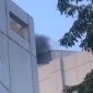 Asap hitam pekat terlihat mengepul keluar dari bagian atas Gedung Pusat Pelayanan Jantung Terpadu (PPJT) RSUD Dr Soetomo, Surabaya, pada Jumat (15/5/2026) pagi. Foto: Ist.