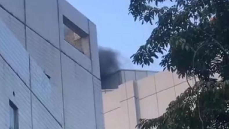 Asap hitam pekat terlihat mengepul keluar dari bagian atas Gedung Pusat Pelayanan Jantung Terpadu (PPJT) RSUD Dr Soetomo, Surabaya, pada Jumat (15/5/2026) pagi. Foto: Ist.