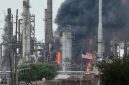 Kondisi Kilang Minyak Chalmette di Louisiana, Amerika Serikat, saat dilanda kebakaran hebat pasca ledakan yang terjadi Jumat (8/5/2026) waktu setempat. Foto: Ist.