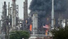 Kondisi Kilang Minyak Chalmette di Louisiana, Amerika Serikat, saat dilanda kebakaran hebat pasca ledakan yang terjadi Jumat (8/5/2026) waktu setempat. Foto: Ist.