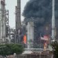 Kondisi Kilang Minyak Chalmette di Louisiana, Amerika Serikat, saat dilanda kebakaran hebat pasca ledakan yang terjadi Jumat (8/5/2026) waktu setempat. Foto: Ist.