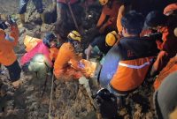 Momen evakuasi korban tertimbun longsor di Nagari Sungai Landia, Kabupaten Agam, Sumatera Barat. Tim gabungan bekerja keras di tengah kondisi gelap dan medan yang sulit untuk mengeluarkan korban dari tumpukan material tanah dan bebatuan. Foto: Ist.