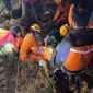 Momen evakuasi korban tertimbun longsor di Nagari Sungai Landia, Kabupaten Agam, Sumatera Barat. Tim gabungan bekerja keras di tengah kondisi gelap dan medan yang sulit untuk mengeluarkan korban dari tumpukan material tanah dan bebatuan. Foto: Ist.