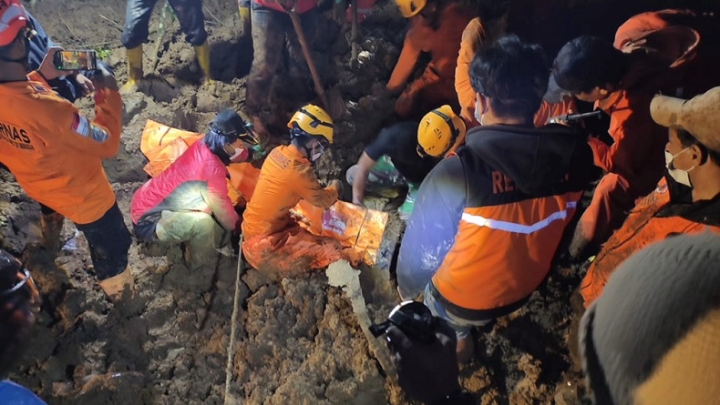 Momen evakuasi korban tertimbun longsor di Nagari Sungai Landia, Kabupaten Agam, Sumatera Barat. Tim gabungan bekerja keras di tengah kondisi gelap dan medan yang sulit untuk mengeluarkan korban dari tumpukan material tanah dan bebatuan. Foto: Ist.