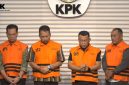 Bupati Ponorogo non-aktif, Sugiri Sancoko (kedua dari kanan) ditetapkan tersangka kasus dugaan korupsi yang mencakup tiga klaster di lingkungan Pemkab Ponorogo. Foto: Ist.